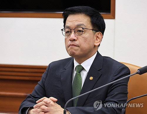 최상목 부총리 겸 기획재정부 장관이 1일 서울 종로구 정부서울청사에서 열린 경제관계장관회의 겸 산업경쟁력강화 관계 장관회의에서 생각에 잠겨 있다. [연합뉴스]